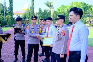 Kapolda Sulsel Berikan Penghargaan Kepada Personel Polres Gowa Atas Prestasi Dalam Pelaksanaan Tugas