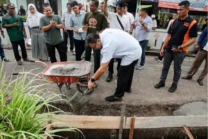 Paslon ADIL Respon Cepat Tanggapi Keluhan Masyarakat : Perbaiki Bahu Jalan Amri Tambunan