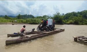 Berjuang Melewati Sungai,Dua Petugas PAM TPS Di Buol,Seberangi Sungai Kokobuka Kawal Kotak Suara Ke TPS