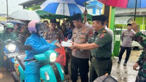 Polres Gowa Bersama Kodim 1409/Gowa Bagikan Takjil : Bentuk Kepedulian Polri dan TNI Terhadap Masyarakat