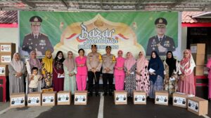 Kapolres Gowa dan Bhayangkari Menggelar Kegiatan Berbagi Paket Lebaran kepada Warakawuri