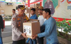 Polres Gowa Gelar Kegiatan Berbagi Parcel Lebaran Kepada Awak Media Di Halaman Polres Gowa 