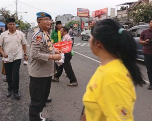 Kabid Propam Polda Bali Bersama FRN Bali,Gelar Kegiatan Berbagi Tajil Di Cokroaminoto Denpasar